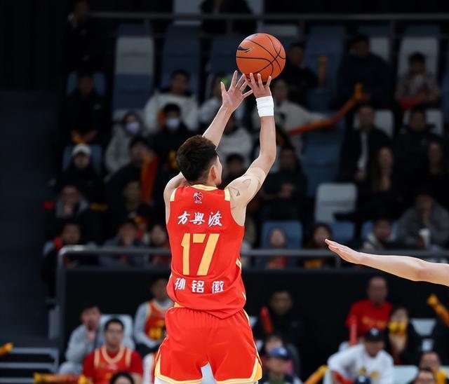 广厦男篮训练开放日，赛前再遭质疑引欢呼，欧篮联在即，身体对抗强度拉满(浙江广厦男篮与浙江东阳光)