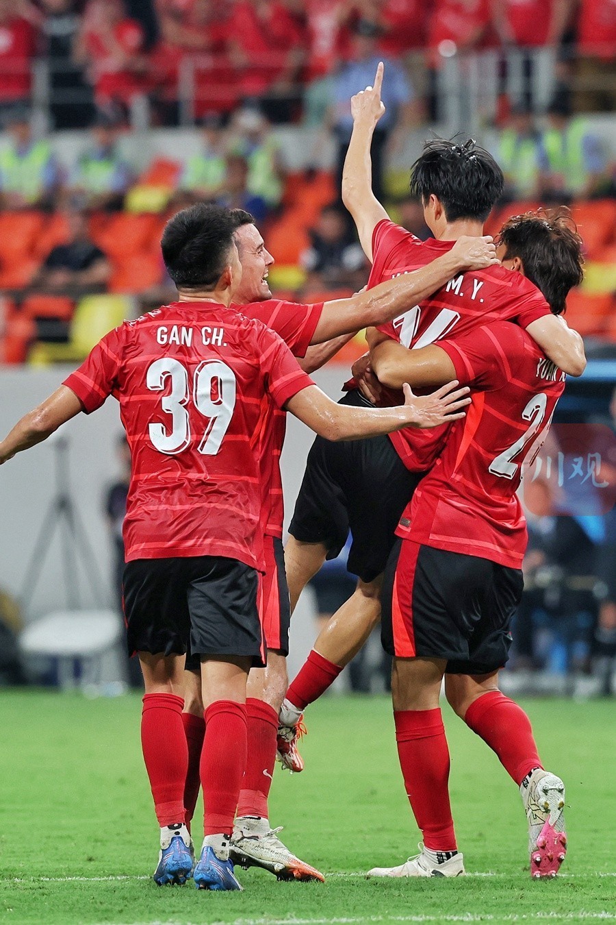 国际比赛日突围战来临，成都蓉城围绕足总杯回应争议，球迷炸锅，高层口径保持一致-爱游戏官方网站