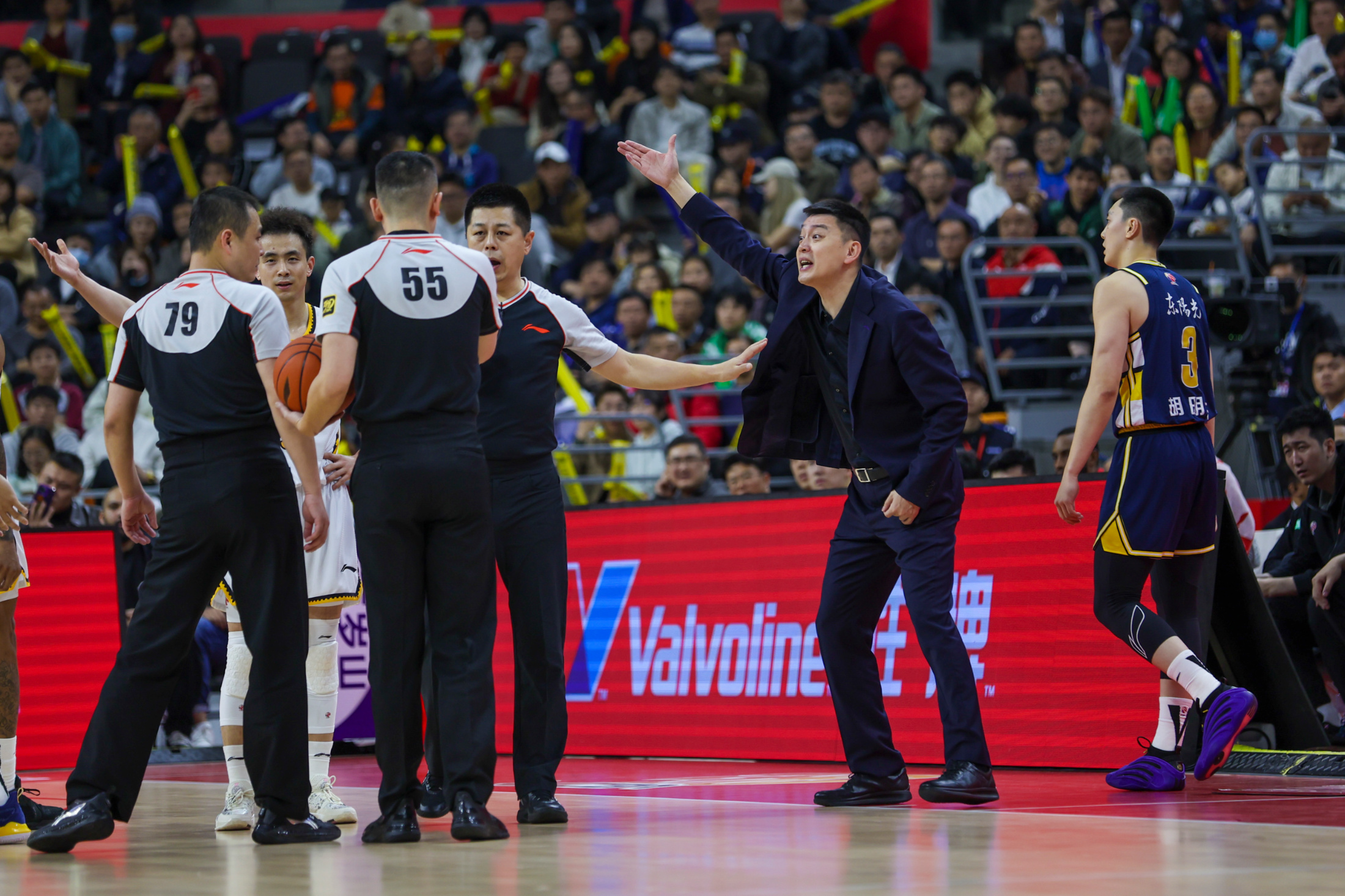 关于关键时刻突围战来临，深圳男篮围绕社区盾复出首秀，态度坚定，球队文化再被提及的信息-爱游戏中国